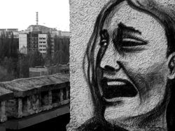 Murales a Chernobyl, sullo sfondo la ciminiera della centrale nucleare